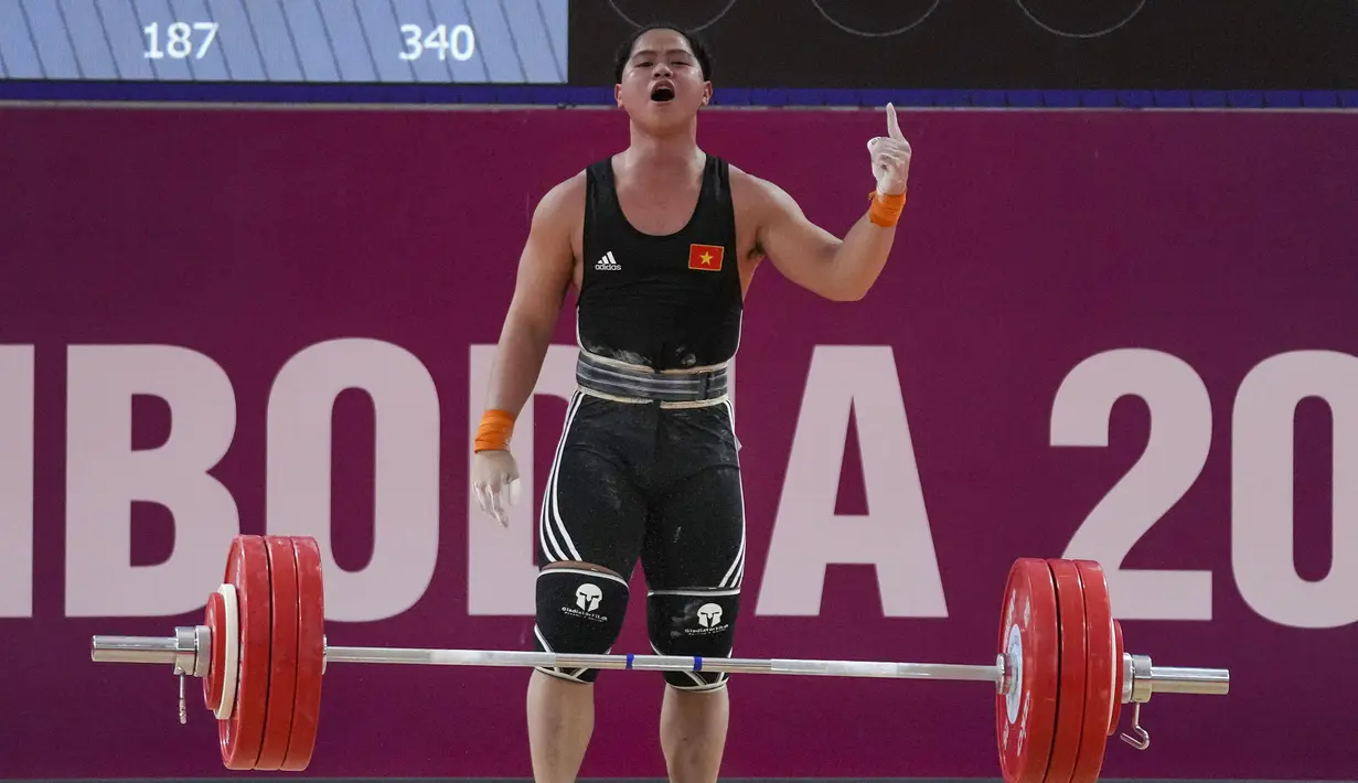 Lifter Vietnam, Quoc Toan Nguyen berkompetisi pada nomor angkat besi putra 89kg SEA Games 2023 di Hanoi Sports Training and Competition Center, Hanoi, Vietnam, Minggu (22/5/2022). Ia sukses meraih medali emas setelah membukukan total angkatan 345kg (155kg snatch dan 190kg clean & jerk). (AP Photo/Tatan Syuflana)