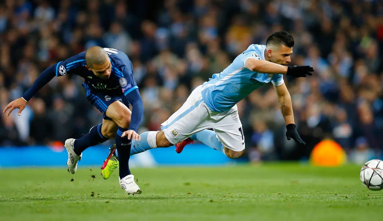 Penyerang City, Sergio Aguero (kanan) saat dilanggar bek Real Madrid, Pepe pada leg pertama Semifinal Liga Champions di stadion Etihad, Inggris, (27/4). Real Madrid bermain imbang dengan City dengan skor 0-0. (Reuters/Darren Staples) 