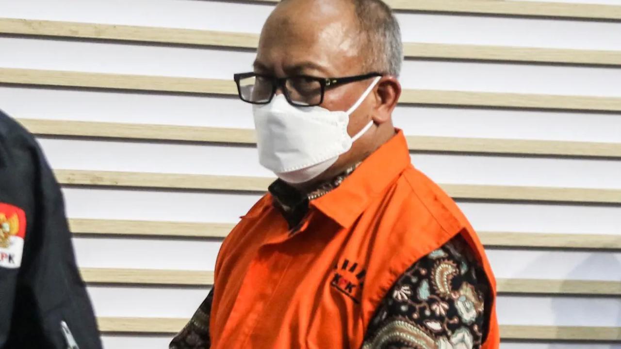 Sekjen Kementerian Pertanian Kasdi Subagyono resmi mengenakan rompi tahanan usai menjalani pemeriksaan di Gedung Merah Putih KPK, Jakarta, Rabu (11/10/2023).
