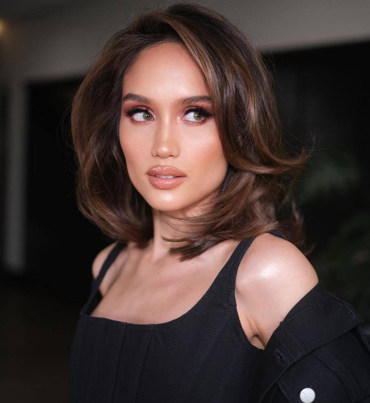 Saat memamerkan potret kecantikannya setelah potong rambut, Cinta menambahkan caption singkat, "New hair, new ATTITUDE."
