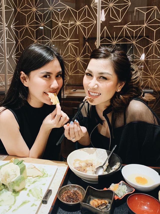 7 Potret Kompak Nisya Ahmad dan Syahnaz, Sibling Goals Banget