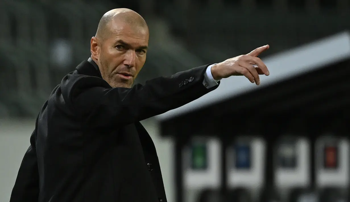 Pelatih Real Madrid, Zinedine Zidane, memberikan arahan kepada pemainnya saat menghadapi Borussia Monchengladbach pada laga lanjutan Liga Champions di Borussia Park, Rabu (28/10/2020) dini hari WIB. Real Madrid bermain imbang 2-2 lawan Borussia Monchengladbach. (AFP/(AFP/Ina Fassbender)