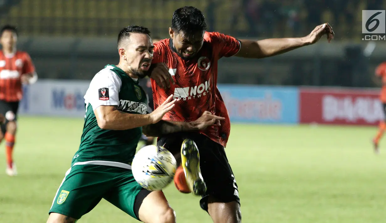 Gelandang Persebaya Surabaya, Damian Lizio, berusaha merebut bola saat melawan Perseru Serui pada laga Piala Presiden 2019 di Stadion Si Jalak Harupat, Bandung, Sabtu (2/3). Persebaya menang 3-2 atas Perseru. (Bola.com/Yoppy Renato)