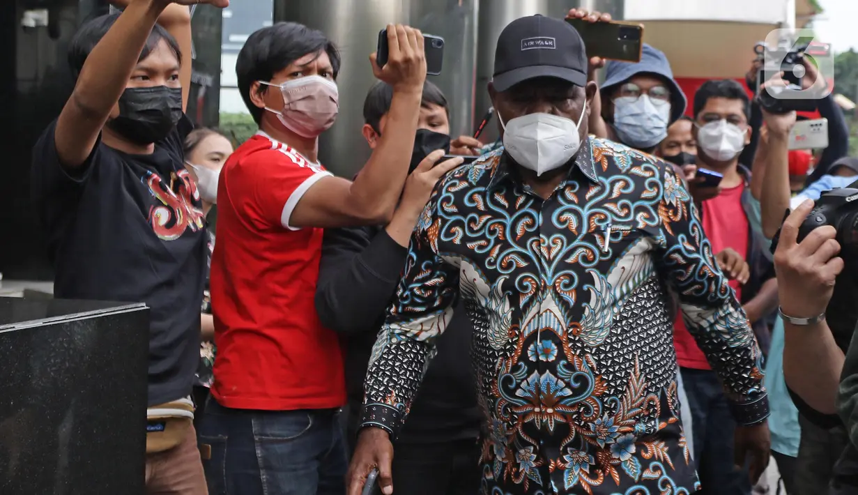 Wakil Bupati Mamberamo Tengah Yonas Kenelak meninggalkan gedung KPK usai menjalani pemeriksaan di Gedung KPK, Jakarta, Rabu (3/8/2022). KPK memeriksa Wakil Bupati Mamberamo Tengah Yonas Kenelak sebagai saksi untuk tersangka Ricky Ham Pagawak selaku Bupati Mamberamo Tengah terkait dugaan suap dan gratifikasi. (Liputan6.com/Helmi Fithriansyah)