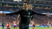 Penyerang Chelsea, Alvaro Morata melakukan selebrasi usai mencetak gol ke gawang Atletico Madrid pada grup C Liga Champions di stadion Wanda Metropolitano, Spanyol, (27/9). Chelsea menang tipis 2-1 atas Atletico Madrid. (AP Photo/Francisco Seco)