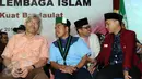 Ketua PB HMI, Mulyadi P Tamsir (kedua kiri) berbincang dengan MS Kaban jelang pembacaan pernyataan SOLI terkait ditetapkannya Basuki Tjahaja Purnama (Ahok) sebagai tersangka kasus penistaan agama, Jakarta, Rabu (16/11). (Liputan6.com/Helmi Fithriansyah)