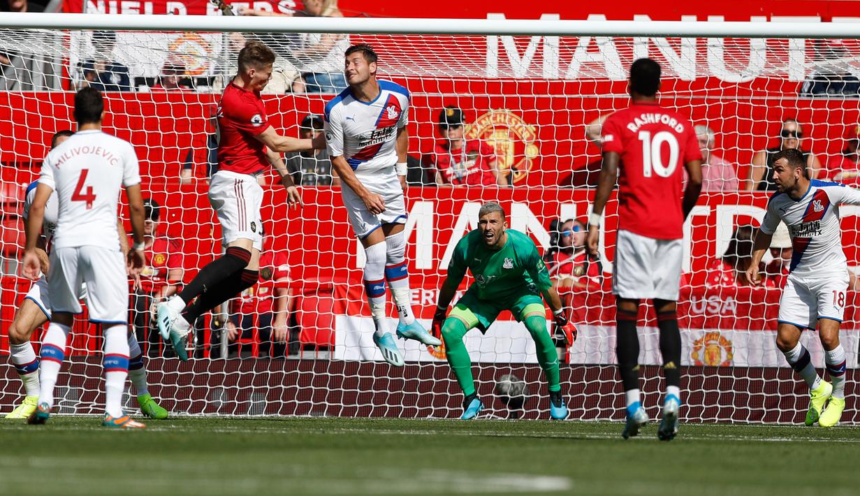 Pemain Manchester United (MU) Scott McTominay (kedua dari kiri) mencoba menyundul bola ke gawang Crystal Palace dalam pertandingan Liga Inggris di Old Trafford, Manchester, Inggris, Sabtu (24/8/2019). MU kalah dari Crystal Palace dengan skor 1-2. (AP Photo/Alastair Grant)