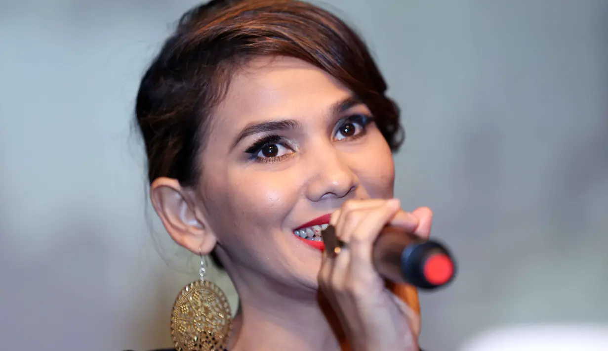 Pemeran kelahiran Aceh, Nova Eliza menjadi ibunda RA Kartini saat masih muda dalam film Kartini. Nova merasakan Kesulitannya saat memerankan dialog dengan bahasa Jawa dan bersenandung. (Nurwahyunan/Bintang.com)