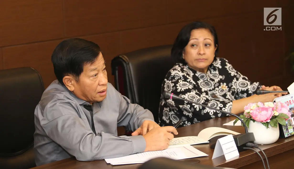 Anggota Wantimpres Agum Gumelar (kiri) didampingi Ketua Wantimpres Sri Adiningsih memberi sambutan saat menerima kunjungan petinggi EMTEK Group di Jakarta, Jumat (18/5). Pertemuan ini silaturahmi dan pengenalan program SCM. (Liputan6.com/Angga Yuniar)