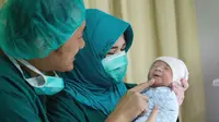 Kabar bahagia datang dari pasangan Hanung Bramantyo dan Zaskia Adya Mecca. Jumat, 23 Maret 2018, anak keempat mereka telah lahir dengan proses operasi cesar. Kabar bahagia ini didapatkan langsung dari Instagram Hanung. (Foto: Instagram)