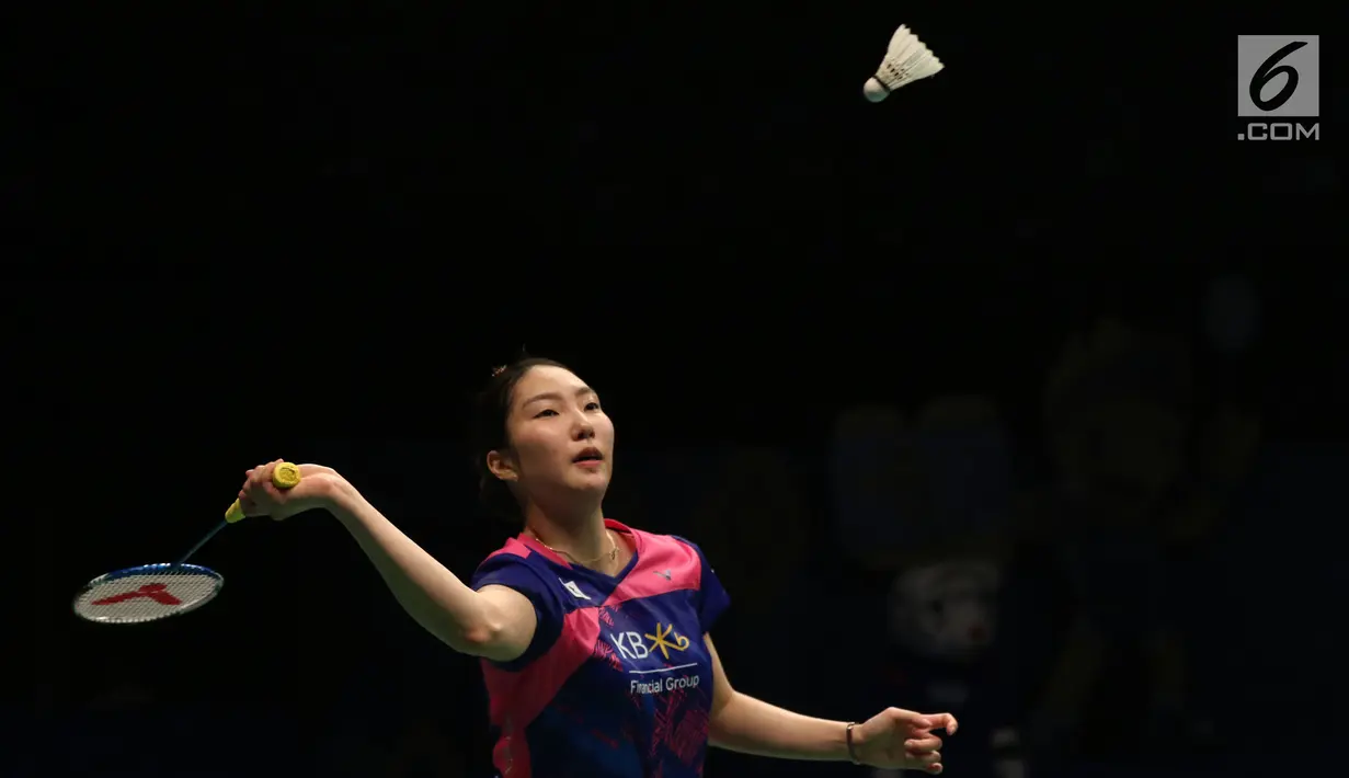 Tunggal Putri Korea Selatan, Sung Ji Hyun saat melawan Beiwen Zhang (Amerika Serikat) di Semifinal Indonesia Open 2017 di Jakarta, Sabtu (17/6). Sung Ji Hyun menang 21-10. 8-21, 21-10. (Liputan6.com/Helmi Fithriansyah)
