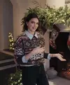 Kendall Jenner, menunjukkan dekorasi Natal di rumah mewahnya di Los Angeles kepada para penggemar dalam video tur rumah terbaru Architectural Digest. [Foto: Instagram/ Kendall Jenner]