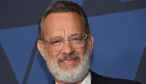 Tom Hanks tiba menghadiri gala Penghargaan Gubernur Tahunan ke-11 yang diselenggarakan Academy of Motion Picture Arts and Sciences di Hollywood 27 Oktober 2019. Hanks (63) mengatakan dia dan Wilson menderita demam saat berada di Australia, dan sekarang akan diisolasi dan diawasi. (AFP/Chris Delmas)