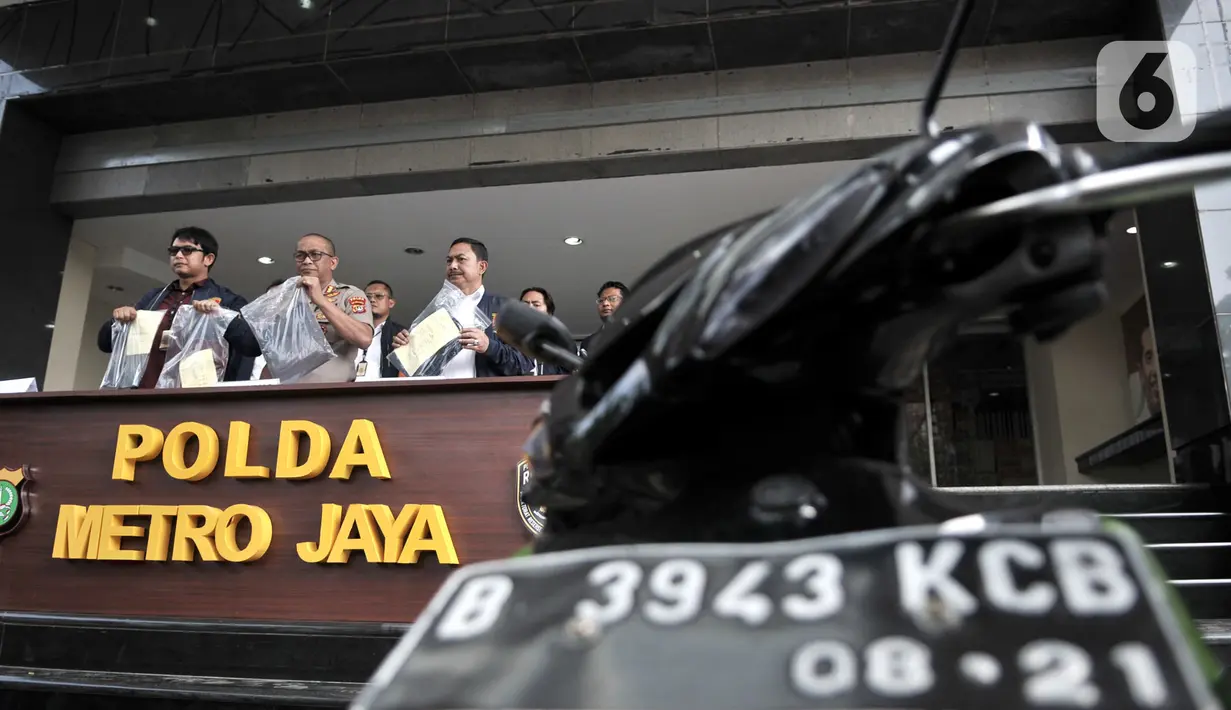 Kabid Humas Polda Metro Jaya Kombes Pol Yusri Yunus didampingi penyidik Dirkrimum menunjukkan barang bukti milik Denny Hendrianto saat rilis kasus begal payudara di Mapolda Metro Jaya, Jakarta, Senin (20/1/2020). (merdeka.com/Iqbal S. Nugroho)