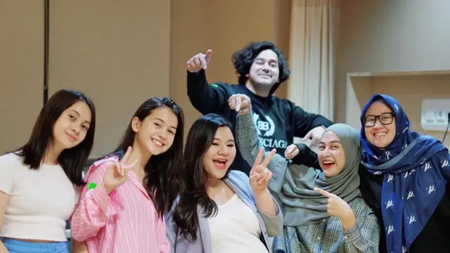 Jelang melahirkan anak kedua, Eriska Rein merayakan ulang tahun ke-28 di rumah sakit (Foto: Instagram @ninazatulini22)