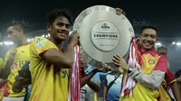 Pemain Bhayangkara FC, Evan Dimas dan Ilham Udin merayakan keberhasilan meraih gelar juara Liga 1 2017 di Stadion Patriot Bekasi, Sabtu (12/11/2017). Bhayangkara kalah 1-2 lawan Persija. (Bola.com/Nicklas Hanoatubun)