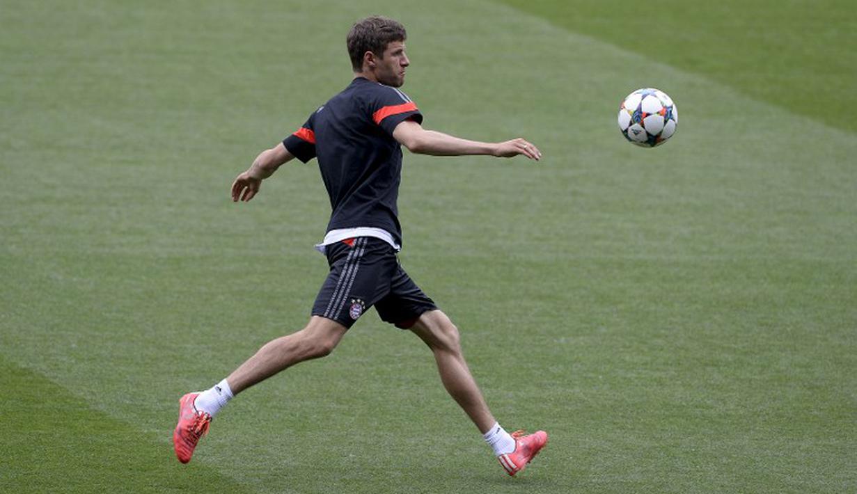 Penyerang Bayern, Thomas Mueller tengah berlatih dengan bola. (AFP PHOTO/ JOSEP LAGO)