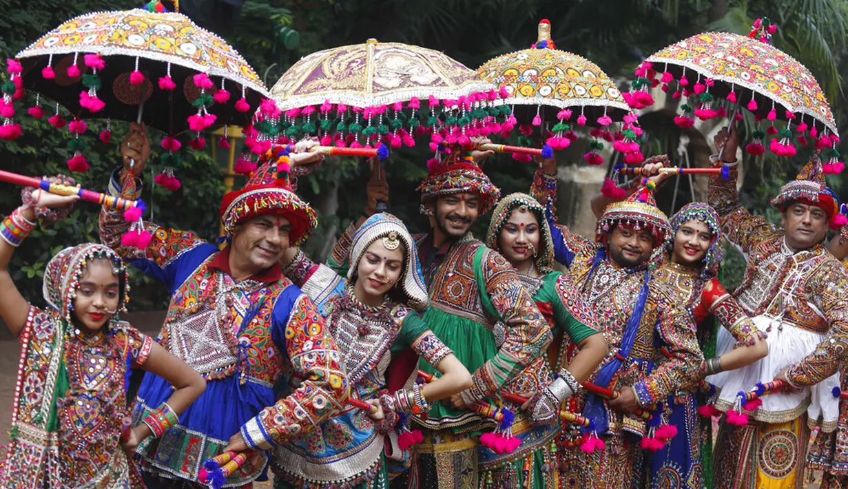 Para pria dan wanita mengenakan pakaian tradisional saat berlatih tarian tradisional negara bagian Gujarat, Garba, jelang Festival Navratri di Ahmadabad, India, Jumat (1/10/2021). Festival Navratri yang berlangsung sembilan malam pada musim gugur akan dimulai dari 7 Oktober. (AP Photo/Ajit Solanki)