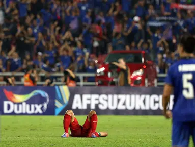 Salah satu pemain Timnas Indonesia terkapar usai laga final kedua Piala AFF 2016 melawan Thailand di National Stadium Rajamangala, Bangkok, Sabtu (17/12). Indonesia kalah 2-0 dan harus puas menjadi runner up. (Liputan6.com/Helmi Fithriansyah)