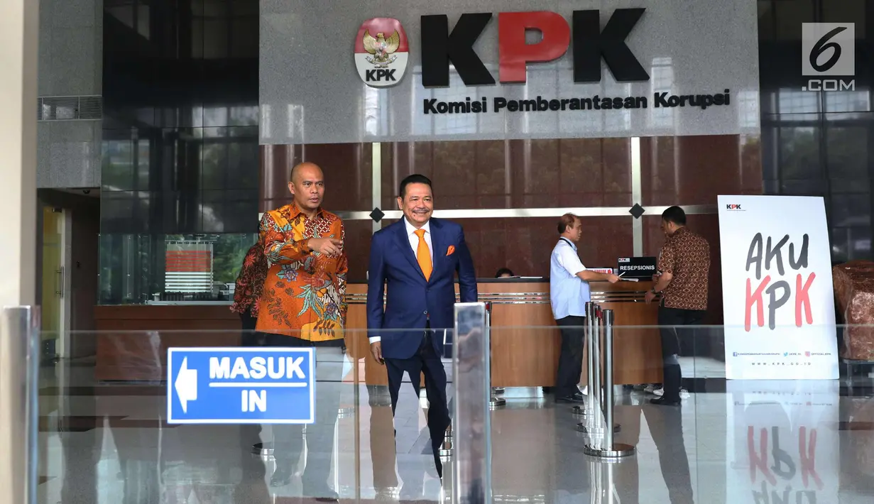 Pengacara Otto Hasibuan berjalan keluar usai mendatangi KPK, Jakarta, Jumat (8/12). Kedatangan Otto ke KPK untuk memberikan surat keterangan pengunduran dirinya sebagai kuasa hukum Setya Novanto. (Liputan6.com/Angga Yuniar)