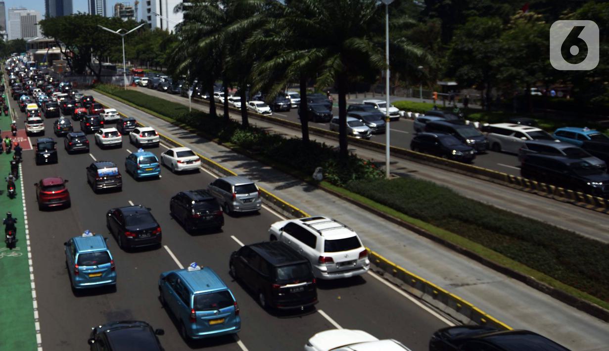 Kepadatan arus lalu lintas di Jalan Sudirman-Thamrin pada jam makan siang, Jakarta, Kamis (15/12/2022). Pemerintah berencana untuk mengucurkan insentif kendaraan listrik di Indonesia, insentif mobil listrik sebesar Rp 80 juta dan motor listrik Rp 8 juta. (merdeka.com/Imam Buhori)