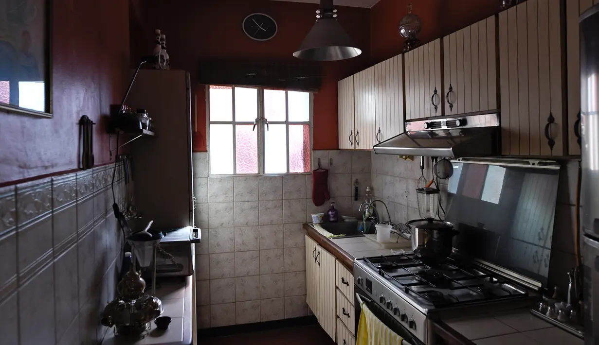 Pemandangan dapur sebuah apartemen yang dibiarkan kosong di Caracas, pada 6 September 2018. Mereka yang meninggalkan Venezuela akibat dari krisis memutuskan tidak menjual propertinya karena harga yang turun secara signifikan. (AFP / Federico PARRA)