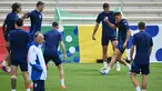 Para pemain Italia menghadiri sesi latihan MD-1 menjelang babak 16 besar Euro 2024  di base camp di Iserlohn, Jumat (28/6/2024). (Alberto PIZZOLI / AFP)