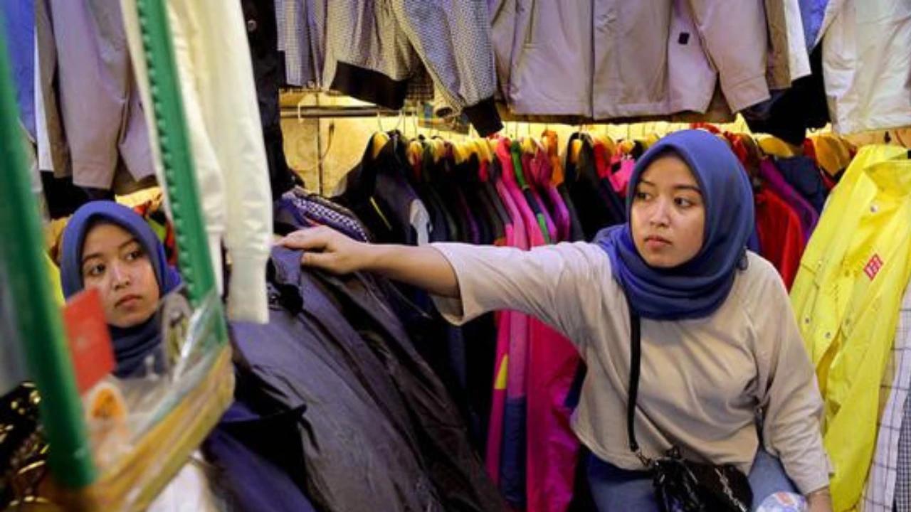 Banjir Pakaian Impor China dan Senjakala Industri Tekstil Indonesia