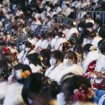 Para wanita yang baru atau akan berusia 20 tahun mengenakan kimono saat menghadiri upacara merayakan Coming of Age Day di Yokohama, Jepang, Senin (10/1/2022). Coming of Age Day diadakan setiap tahun pada Senin kedua bulan Januari untuk merayakan remaja Jepang menjadi dewasa. (AP Photo/Koji Sasahara)