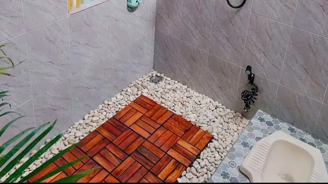 Desain Kamar Mandi Minimalis Kloset Jongkok Shower dengan Batu Alam