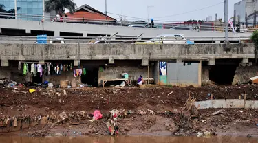 Aktivitas warga miskin yang tinggal di kolong jembatan di Jalan KH Abdullah Syafei, Jakarta, Senin (16/6/14). (Liputan6.com/Faizal Fanani)