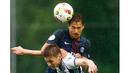 Pemain Paris St Germain, Benjamin Stambouli (atas) menghadang sundulan pemain West Brom pada laga uji coba di Schladming Athletic Area, Austria, (13/7/2016). PSG menang 2-1. (Action Images via Reuters/Dominic Ebenbichler)