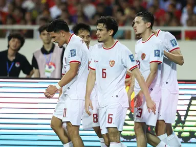 Pemain Timnas Indonesia merayakan gol yang dicetak oleh Ragnar Oratmangoen (kiri) pada laga Grup F Kualifikasi Piala Dunia 2026 melawan Timnas Vietnam di My Dinh Stadium, Vietnam, Selasa (26/03/2024). (Dok.PSSI)