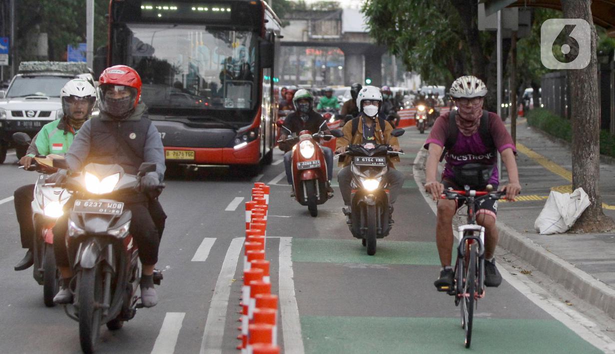Pengendara  sepeda melewati  jalur khusus  sepeda di Jalan Pejompongan Raya, Jakarta Pusat, Selasa (15/11/2022). Kepala Dinas Perhubungan Jakarta Syafrin Liputo memastikan tidak ada pembangunan jalur sepeda di 2023 dan akan mengevaluasi efektivitas pemanfaatan jalur sepeda eksisting di ibukota Jakarta. (merdeka.com/Arie Basuki)