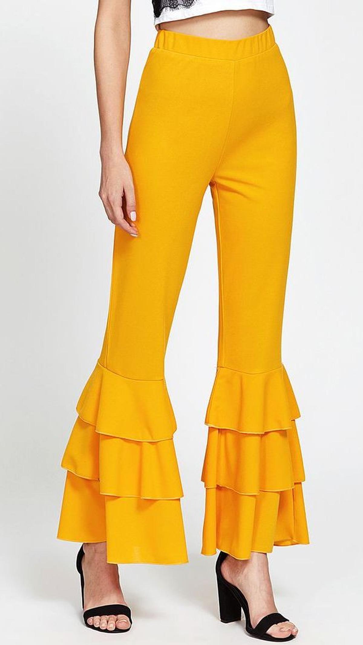 <b>Bell Bottoms Pants dengan Sentuhan Ruffle di Bagian Bawah</b>