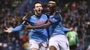 Selebrasi gelandang Napoli, Khvicha Kvaratskhelia (kiri) bersama Victor Osimhen setelah menjebol gawang Sassuolo pada laga Liga Italia 2022/2023 di Mapei Stadium, Reggio Emilia (17/2/2023). Khvicha Kvaratskhelia hingga kini telah mencetak 12 gol dan 12 assist dari 28 laga. (LaPresse via AP Photo/Massimo Paolone)