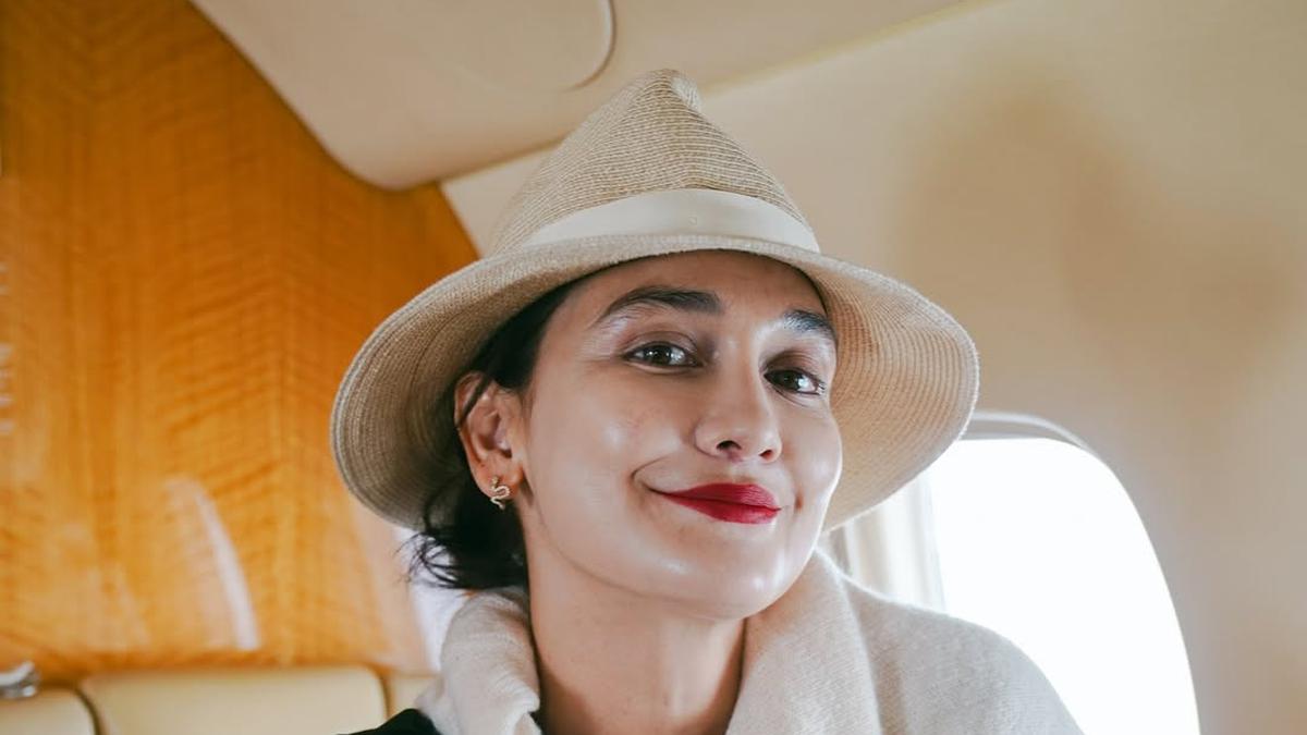 6 Potret Cantik Natural Luna Maya Naik Private Jet, Effortless dengan Pulasan Lipstik Merah