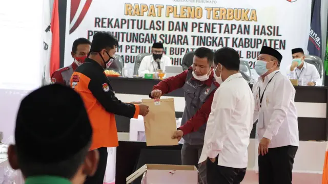 Komisi Pemilihan Umum (KPU) Pohuwato saat menggelar rapat pleno terbuka rekapitulasi hasil suara pemilihan Bupati dan Wakil Bupati Kabupaten Bone Bolango 2020. (Arfandi Ibrahim/Liputan6.com)