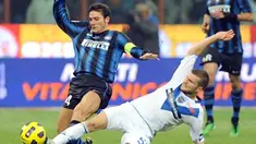 Kapten Inter Milan Javier Zanetti (kiri) berjibaku saat berhadapan dengan Brescia pada partai lanjutan Serie A pada 6 November 2010 di Stadio Giuseppe Meazza, Milan. AFP PHOTO/GIUSEPPE CACACE