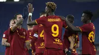 Pada menit ke-54 AS Roma berbalik unggul 2-1 melalui gol Tammy Abraham setelah menuntaskan umpan Nicolo Zaniolo. (AP/Alessandra Tarantino)