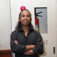 "Dia cuma pernah bilang, 'Saya pengin (kerja sama) dong kalau saya bikin film action, boleh Kang?'. Saya bilang, 'Oh boleh banget'. Saya yang mestinya bilang, 'Bolehkah saya'. Boleh dong, kenapa enggak," tuturnya. (Andy Masela/Bintang.com)