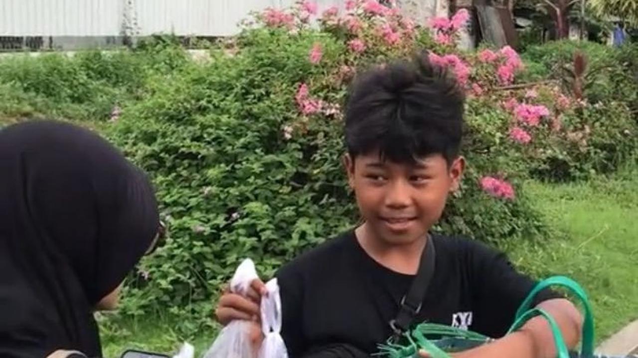 Kisah Anak Kelas 4 SD Jualan Tahu untuk Bantu Ibunya yang Sakit Ini Viral, Bikin Haru