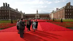 Ratu Inggris Elizabeth II saat menghadiri pameran RHS Chelsea Flower Show di London, Inggris (23/5). Pameran bunga ini diadakan setiap tahun di lapangan Royal Hospital Chelsea, akan berjalan tahun ini dari 24-28 Mei. (AFP Photo/Adrian Dennis)