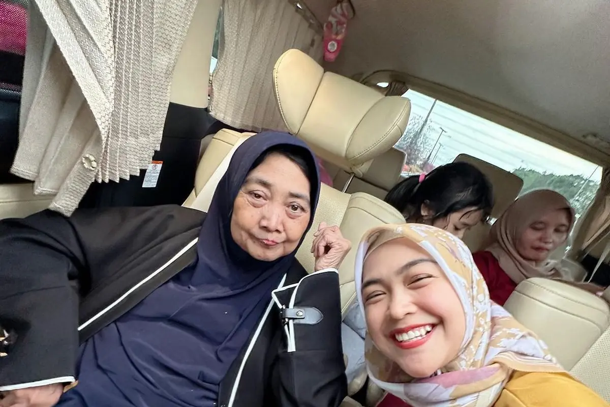 6 Potret Kondisi Terbaru Ibunda Ria Ricis yang Jatuh Sakit di Makkah, Sempat Koma
