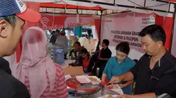 Posko relawan ini juga memberikan pelayanan berupa makanan gratis kepada kepada petugas dan awak media yang terlibat dalam pencarian pesawat AirAsia QZ8501, Pangkalan Bun Kalimantan Tengah, Kamis (8/1/2015). (Liputan6.com/Andrian M Tunay)