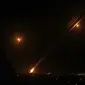 Militan Palestina Hamas meluncurkan roket menuju Israel dari Rafah, di Jalur Gaza selatan, Rabu (12/5/2021) dinihari. Palestina Hamas menyatakan mereka telah menembakkan lebih dari 200 roket ke Israel sebagai pembalasan atas serangan di sebuah blok menara di Gaza. (SAID KHATIB / AFP)