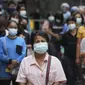 Sejumlah pedagang antre menunggu tes virus corona di sebuah pasar di Bangkok, Thailand, Jumat (11/6/2021). Thailand pada Kamis melaporkan 2.310 kasus baru Covid-19 dalam 24 jam terakhir. (AP Photo/Sakchai Lalit)