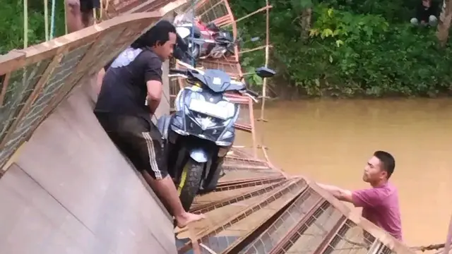 Warga Kedusunan Cilampahan, Desa Sumberjaya, Tegalbuleud, Kabupaten Sukabumi terperosok ke aliran sungai Cibugel saat jembatan gantung yang dilewatinya ambruk.