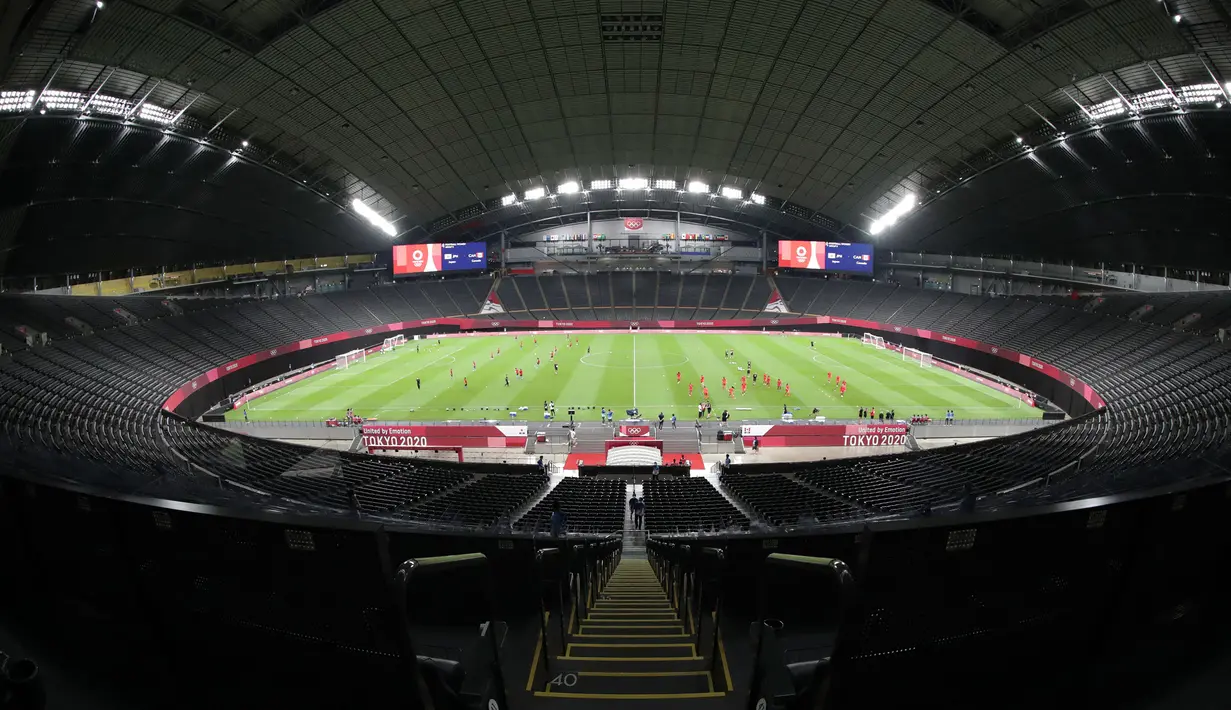 Sapporo Dome adalah rumah bagi salah satu tim sepak bola profesional Jepang, Consadole Sapporo dan tim bisbol, Hokkaido Nippon-Ham. Stadion berbentuk kubah ini rencananya akan digunakan untuk cabang olah raga sepak sepak bola. (Foto: AFP/Asano Ikko)