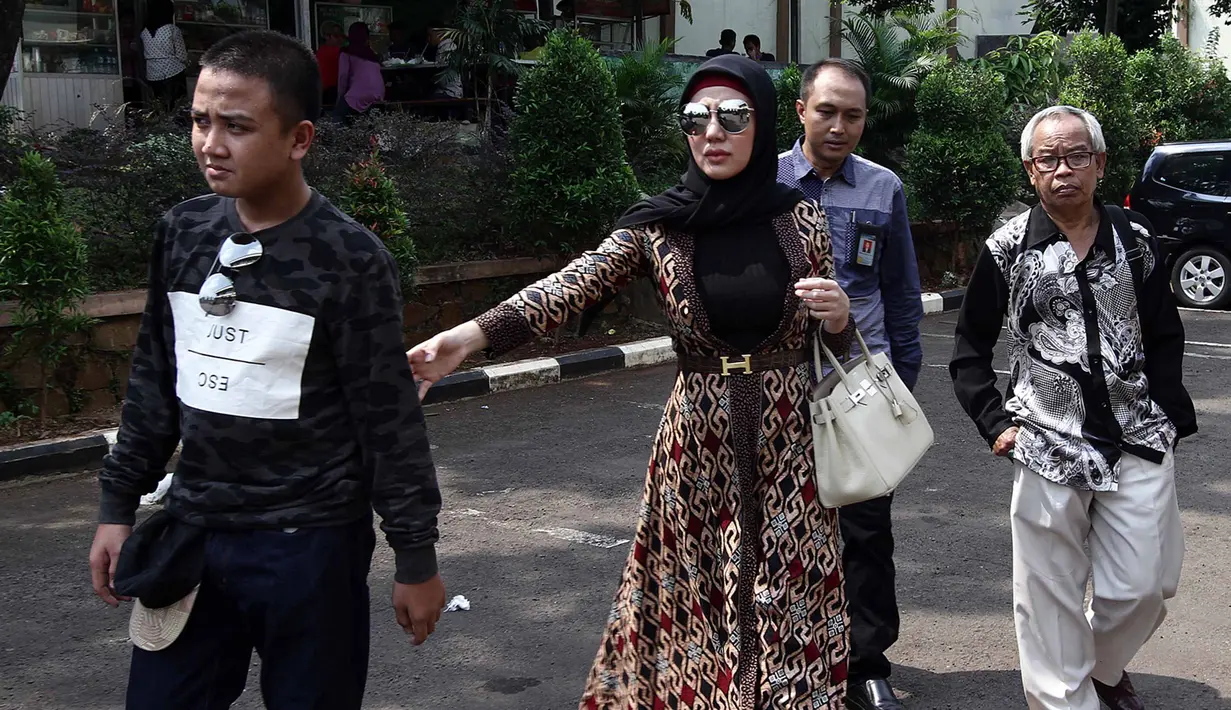 Bella hadir didampingi pengacaranya. Sedangkan suaminya, Suryono kembali tidak menghadiri sidang dan hanya diwakili oleh pengacaranya. (Deki Prayoga/Bintang.com)